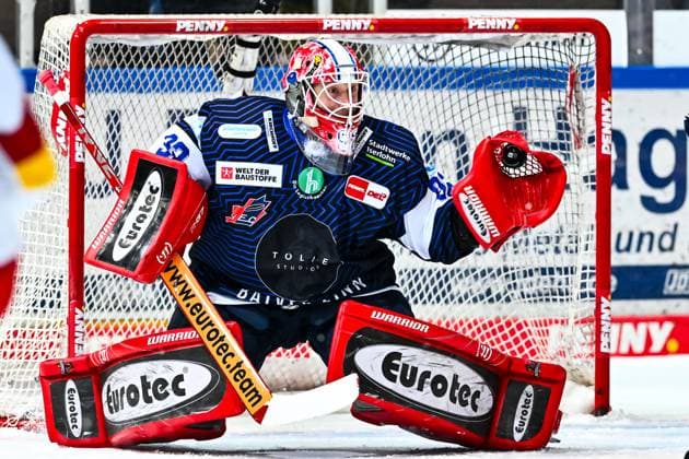 Andreas Andy Jenike Iserlohn Roosters, 92 holds the puck, GER, Iserlohn Roosters vs Düsseldorfer EG, ice hockey, test match, 2023 2024 season, 15 09 2024, GER, Iserlohn Roosters vs Düsseldorfer EG, ice hockey, test match, 2024 2025 season, 15 09 2024 Iserlohn Copyright: xJonasxBrockmann Eibner-Pressefotx EP_JBN