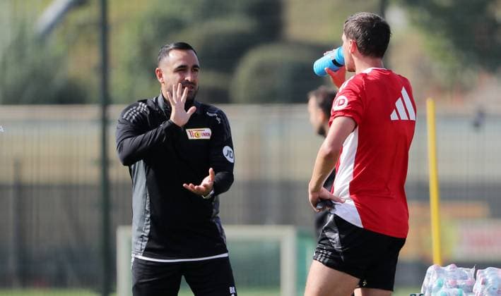 Co coach Babak Keyhanfar talks to Robert Skov action upper body sports football soccer training 1 Bundesliga men DFL season 2024 2025 17 09 2024 1 FC Union Berlin FCU DFL regulations prohibit any use of photographs as image sequences and or quasi video