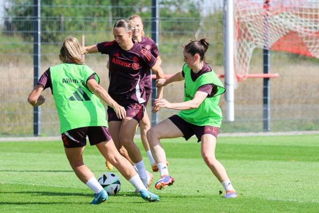 Klara Buehl FC Bayern Muenchen, 17 with ball in training match with Weronika Zawistowska FC Bayern Muenchen, 24 Please purchase a license with professional use of PhraseExpress Public training FC Bayern Muenchen women, football, season 24 25, 18 09 2024, Public training FC Bayern Muenchen women, football, season 24 25, 18 09 2024 Muenchen Copyright: xEibner-Pressefoto JennixMaulx EP_JML