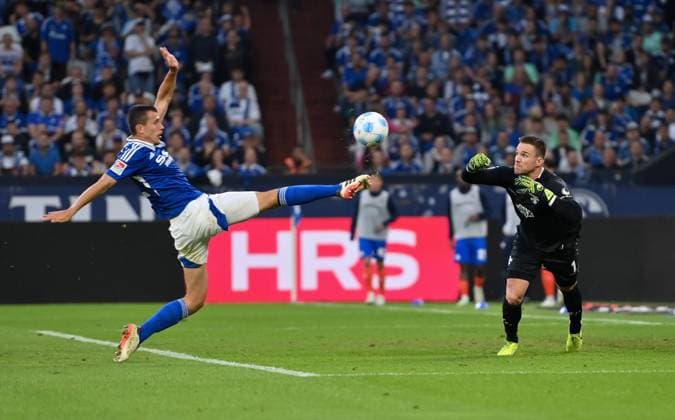 Ron Schallenberg FC Schalke 04 scores against goalkeeper Marcel Schuhen SV Darmstadt 98 to make it 3 0 20 09 2024, Soccer 2 Bundesliga, Matchday 6, Season 2024 2025 FC Schalke 04 SV Darmstadt 98 Gelsenkirchen Veltins Arena Nordrhein Westfalen Germany Team2