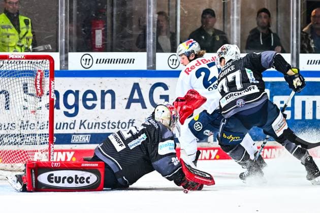 Andreas Andy Jenike Iserlohn Roosters, 92 holds the puck against Veit Oswald EHC Red Bull Munich, 27 Adam Brooks EHC Red Bull Munich, 77 , GER, Iserlohn Roosters vs Red Bull Muenchen, Ice Hockey, Penny DEL, 1 Matchday, Season 2024 2025, 20 09 2024, GER, Iserlohn Roosters vs Red Bull Muenchen, Ice Hockey, Penny DEL, 1 Matchday, Season 2024 2025, 20 09 2024 Iserlohn Copyright: xJonasxBrockmann Eibner-Pressefotx EP_JBN