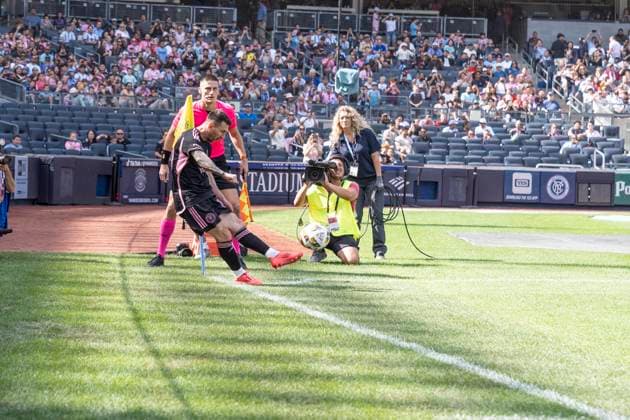 September 21, 2024, New York, New York, United States: Leo Messi (10) of Inter Miami CF kicks the corner during regular MLS, Fussball Herren, USA season match against NYCFC at Yankee stadium in New York on September 21, 2024. Game ended in draw 1 - 1 New York United States - ZUMAr339 20240921_znp_r339_002 Copyright: xLevxRadinx