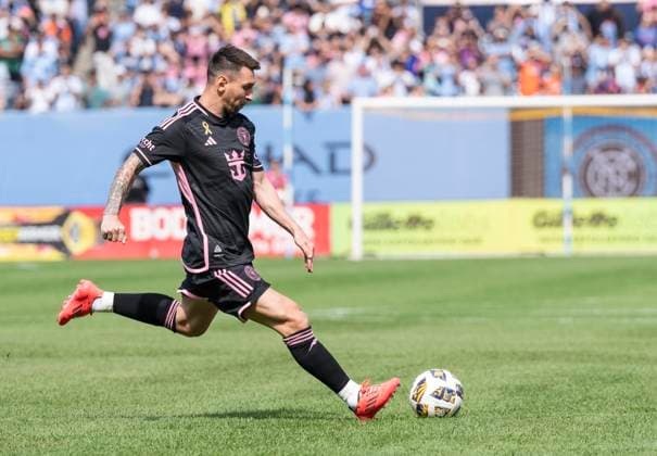 September 21, 2024, New York, New York, United States: Leo Messi (10) of Inter Miami CF performs free kick during regular MLS, Fussball Herren, USA season match against NYCFC at Yankee stadium in New York on September 21, 2024. Game ended in draw 1 - 1 New York United States - ZUMAr339 20240921_znp_r339_013 Copyright: xLevxRadinx