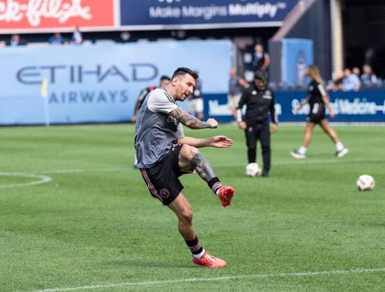 September 21, 2024, New York, New York, United States: Leo Messi (10) of Inter Miami CF warming up before regular MLS, Fussball Herren, USA season match against NYCFC at Yankee stadium in New York on September 21, 2024. Game ended in draw 1 - 1 New York United States - ZUMAr339 20240921_znp_r339_015 Copyright: xLevxRadinx