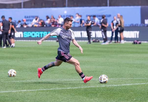 September 21, 2024, New York, New York, United States: Leo Messi (10) of Inter Miami CF warming up before regular MLS, Fussball Herren, USA season match against NYCFC at Yankee stadium in New York on September 21, 2024. Game ended in draw 1 - 1 New York United States - ZUMAr339 20240921_znp_r339_017 Copyright: xLevxRadinx
