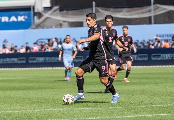 September 21, 2024, New York, New York, United States: Luis Suarez (9) of Inter Miami CF controls ball during regular MLS, Fussball Herren, USA season match against NYCFC at Yankee stadium in New York on September 21, 2024. Game ended in draw 1 - 1 New York United States - ZUMAr339 20240921_znp_r339_019 Copyright: xLevxRadinx