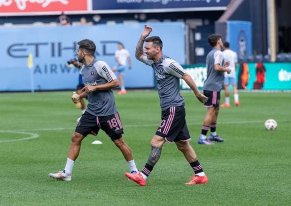 September 21, 2024, New York, New York, United States: Leo Messi (10) of Inter Miami CF warming up before regular MLS, Fussball Herren, USA season match against NYCFC at Yankee stadium in New York on September 21, 2024. Game ended in draw 1 - 1 New York United States - ZUMAr339 20240921_znp_r339_020 Copyright: xLevxRadinx