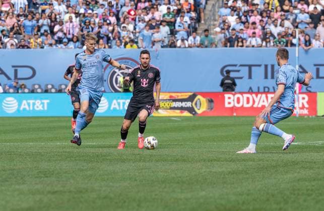 September 21, 2024, New York, New York, United States: Leo Messi (10) of Inter Miami CF controls ball during regular MLS, Fussball Herren, USA season match against NYCFC at Yankee stadium in New York on September 21, 2024. Game ended in draw 1 - 1 New York United States - ZUMAr339 20240921_znp_r339_022 Copyright: xLevxRadinx
