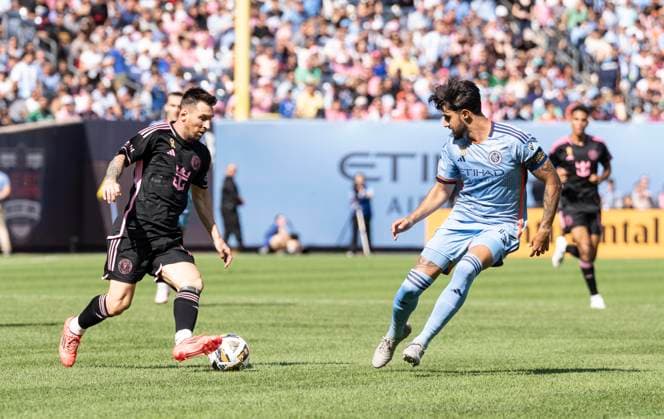September 21, 2024, New York, New York, United States: Leo Messi (10) of Inter Miami CF controls ball during regular MLS, Fussball Herren, USA season match against NYCFC at Yankee stadium in New York on September 21, 2024. Game ended in draw 1 - 1 New York United States - ZUMAr339 20240921_znp_r339_023 Copyright: xLevxRadinx