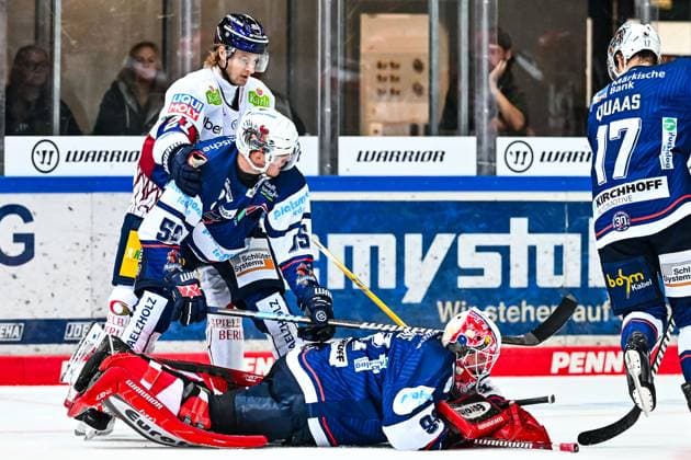 Andreas Andy Jenike Iserlohn Roosters, 92 holds the puck in front of Johannes Huss Iserlohn Roosters, 55 and Manuel Wiederer Eisbaeren Berlin, 21 , GER, Iserlohn Roosters vs Eisbaeren Berlin, Ice Hockey, Penny DEL, Matchday 2, Season 2024 2025, 22 09 2024, GER, Iserlohn Roosters vs Eisbaeren Berlin, Ice Hockey, Penny DEL, Matchday 2, Season 2024 2025, 22 09 2024 Iserlohn Copyright: xJonasxBrockmann Eibner-Pressefotx EP_JBN