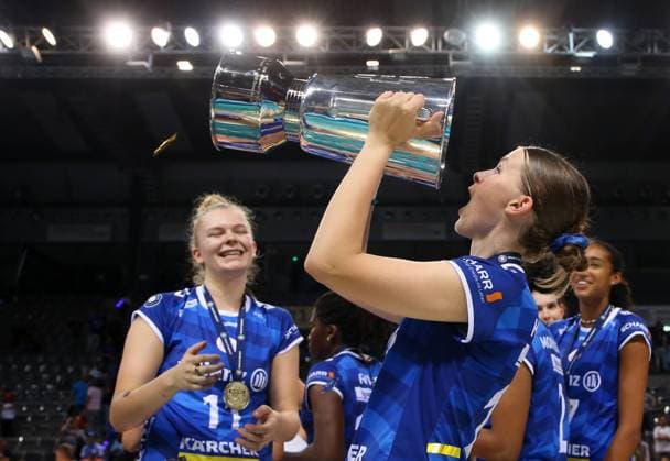 BAU 22 09 2024 Stuttgart Volleyball Supercup Allianz MTV Stuttgart vs SSC Palmberg Schwerin, Charlotte Krenicky Stuttgart with trophy