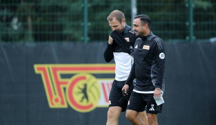 Coach Bo Svensson talks to co-coach Babak Keyhanfar Action upper body Sport Football Soccer Training 1 Bundesliga Men DFL Season 2024 2025 24 09 2024 1 FC Union Berlin FCU DFL regulations prohibit any use of photographs as image sequences and or quasi video