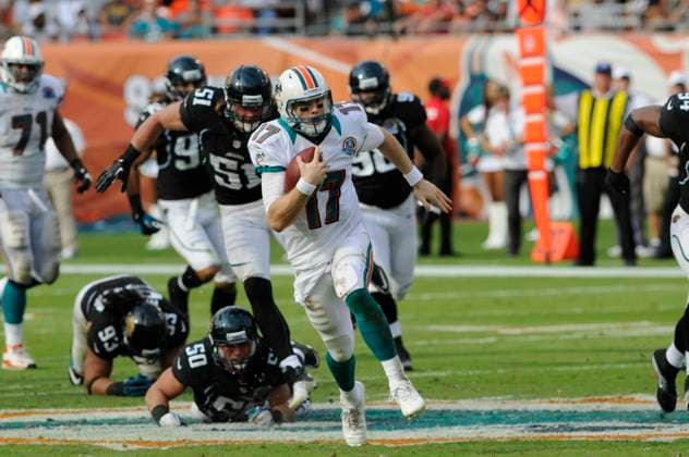 NFL, American Football Herren, USA Jaguars vs Dolphins DEC 16 December 16, 2012: Ryan Tannehill 17 of the Miami Dolphins scrambles away from the attempted tackle by Russell Allen 50 of the Jacksonville Jaguars during the NFL football game between the Miami Dolphins and Jacksonville Jaguars at Sun Life Stadium in Miami Gardens FL. The Dolphins defeated the Jaguars 24-3. Miami Gardens FL U.S. EDITORIAL USE ONLY Copyright: xx ZUMA-20121216_zaf_cd5_109.jpg JCxRidleyx csmphoto689218