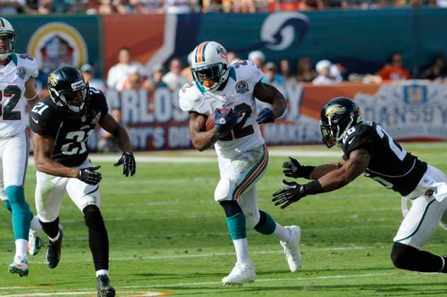 NFL, American Football Herren, USA Jaguars vs Dolphins DEC 16 December 16, 2012: Reggie Bush 22 of the Miami Dolphins in action during the NFL football game between the Miami Dolphins and Jacksonville Jaguars at Sun Life Stadium in Miami Gardens FL. The Dolphins defeated the Jaguars 24-3. Miami Gardens FL U.S. EDITORIAL USE ONLY Copyright: xx ZUMA-20121216_zaf_cd5_101.jpg JCxRidleyx csmphoto689226
