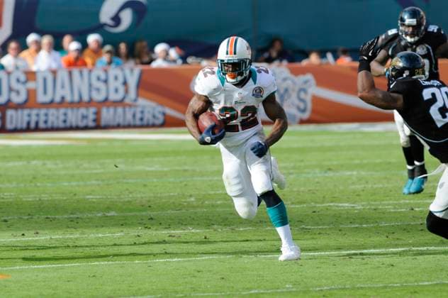NFL, American Football Herren, USA Jaguars vs Dolphins DEC 16 December 16, 2012: Reggie Bush 22 of the Miami Dolphins in action during the NFL football game between the Miami Dolphins and Jacksonville Jaguars at Sun Life Stadium in Miami Gardens FL. The Dolphins defeated the Jaguars 24-3. Miami Gardens FL U.S. EDITORIAL USE ONLY Copyright: xx ZUMA-20121216_zaf_cd5_100.jpg JCxRidleyx csmphoto689227