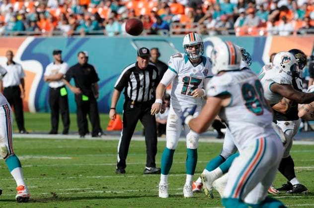 NFL, American Football Herren, USA Jaguars vs Dolphins DEC 16 December 16, 2012: Ryan Tannehill 17 of the MIami Dolphins throws a pass to Anthony Fasano 80 during the NFL football game between the Miami Dolphins and Jacksonville Jaguars at Sun Life Stadium in Miami Gardens FL. The Dolphins defeated the Jaguars 24-3. Miami Gardens FL U.S. EDITORIAL USE ONLY Copyright: xx ZUMA-20121216_zaf_cd5_096.jpg JCxRidleyx csmphoto689231