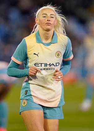 Manchester, England, 26th September 2024. Chloe Kelly of Manchester City during the UEFA Womens Champions League match at the Academy Stadium, Manchester. Picture credit should read: Andrew Yates Sportimage EDITORIAL USE ONLY. No use with unauthorised audio, video, data, fixture lists, club league logos or live services. Online in-match use limited to 120 images, no video emulation. No use in betting, games or single club league player publications. SPI-3335-0057