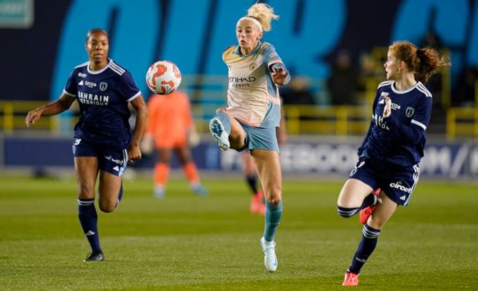 Manchester, England, 26th September 2024. Chloe Kelly of Manchester City (C) during the UEFA Womens Champions League match at the Academy Stadium, Manchester. Picture credit should read: Andrew Yates Sportimage EDITORIAL USE ONLY. No use with unauthorised audio, video, data, fixture lists, club league logos or live services. Online in-match use limited to 120 images, no video emulation. No use in betting, games or single club league player publications. SPI-3335-0058