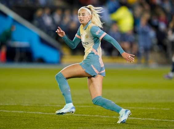 Manchester, England, 26th September 2024. Chloe Kelly of Manchester City during the UEFA Womens Champions League match at the Academy Stadium, Manchester. Picture credit should read: Andrew Yates Sportimage EDITORIAL USE ONLY. No use with unauthorised audio, video, data, fixture lists, club league logos or live services. Online in-match use limited to 120 images, no video emulation. No use in betting, games or single club league player publications. SPI-3335-0062