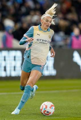 Manchester, England, 26th September 2024. Chloe Kelly of Manchester City during the UEFA Womens Champions League match at the Academy Stadium, Manchester. Picture credit should read: Andrew Yates Sportimage EDITORIAL USE ONLY. No use with unauthorised audio, video, data, fixture lists, club league logos or live services. Online in-match use limited to 120 images, no video emulation. No use in betting, games or single club league player publications. SPI-3335-0073
