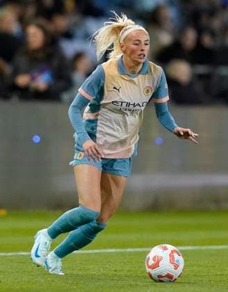 Manchester, England, 26th September 2024. Chloe Kelly of Manchester City during the UEFA Womens Champions League match at the Academy Stadium, Manchester. Picture credit should read: Andrew Yates Sportimage EDITORIAL USE ONLY. No use with unauthorised audio, video, data, fixture lists, club league logos or live services. Online in-match use limited to 120 images, no video emulation. No use in betting, games or single club league player publications. SPI-3335-0078