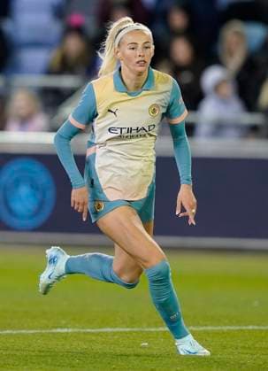 Manchester, England, 26th September 2024. Chloe Kelly of Manchester City during the UEFA Womens Champions League match at the Academy Stadium, Manchester. Picture credit should read: Andrew Yates Sportimage EDITORIAL USE ONLY. No use with unauthorised audio, video, data, fixture lists, club league logos or live services. Online in-match use limited to 120 images, no video emulation. No use in betting, games or single club league player publications. SPI-3335-0084