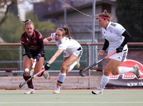 BAU 28 09 2024, Germany, Ludwigsburg , Hockey 2 Bundesliga Women, HC Ludwigsburg vs TUS Lichterfelde, f l Carlotta Koch HCL , Alicia Becker TUS , Friederike Krause TUS