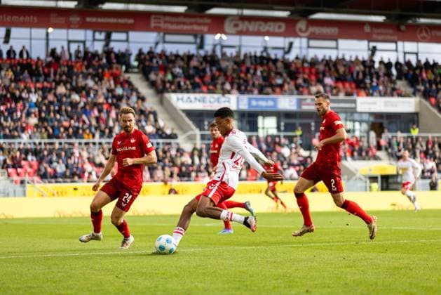28 09 2024, Soccer, GER, Season, 2 Liga, Season 2024 2025, Matchday 7, SSV Jahn Regensburg 1 FC Kaiserslautern Noah Ganaus SSV Jahn vs Jannis Heuer and Boris Tomiak DFL REGULATIONS PROHIBIT ANY USE OF PHOTOGRAPHS AS IMAGE SEQUENCES AND OR QUASI VIDEO Regensburg Bayern Germany Jahnstadion Regensburg