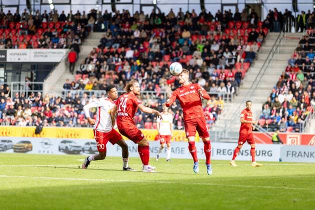 28 09 2024, Soccer, GER, Season, 2 Liga, Season 2024 2025, Matchday 7, SSV Jahn Regensburg 1 FC Kaiserslautern Jan Elvedi on the ball in front of Noah Ganaus SSV Jahn DFL REGULATIONS PROHIBIT ANY USE OF PHOTOGRAPHS AS IMAGE SEQUENCES AND OR QUASI VIDEO Regensburg Bayern Germany Jahnstadion Regensburg