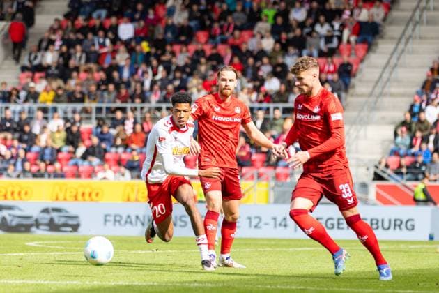 28 09 2024, Soccer, GER, Season, 2 Liga, Season 2024 2025, Matchday 7, SSV Jahn Regensburg 1 FC Kaiserslautern Jan Elvedi on the ball in front of Noah Ganaus SSV Jahn DFL REGULATIONS PROHIBIT ANY USE OF PHOTOGRAPHS AS IMAGE SEQUENCES AND OR QUASI VIDEO Regensburg Bayern Germany Jahnstadion Regensburg