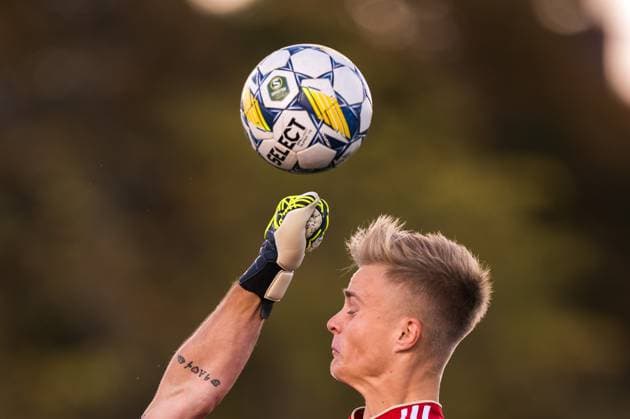 240928 GIF Sundsvalls Jonas Olsson whose hand is in the picture, boxes away the ball in front of Skövde AIKs Edvin Tellgren during the football match in Superettan between Skövde AIK and GIF Sundsvall on September 28, 2024 in Skövde  Copyright: CARLxSANDIN BB240928CS024