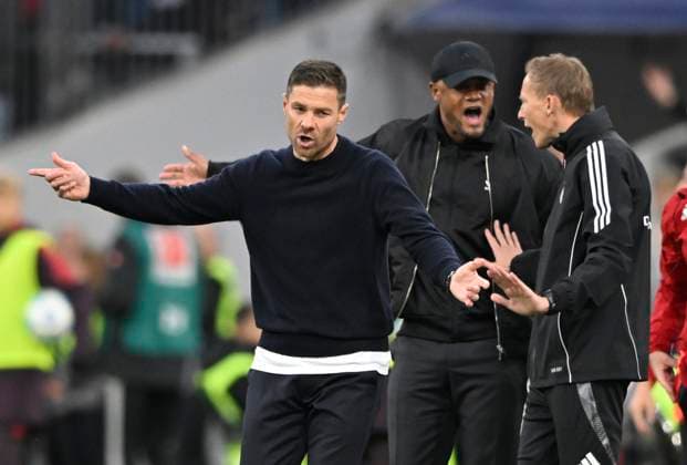 Coach Coach Vincent Kompany FC Bayern Muenchen FCB on the sidelines Gesture Gesture Angry Coach Coach Xabi Alonso Bayer 04 Leverkusen Fourth official Referee Referee Referee Referee Martin Petersen FC Bayern Muenchen FCB vs Bayer 04 Leverkusen B04 28 09 2024 DFL REGULATIONS PROHIBIT ANY USE OF PHOTOGRAPHS AS IMAGE SEQUENCES AND OR QUASI VIDEO FC Bayern Muenchen FCB vs Bayer 04 Leverkusen B04