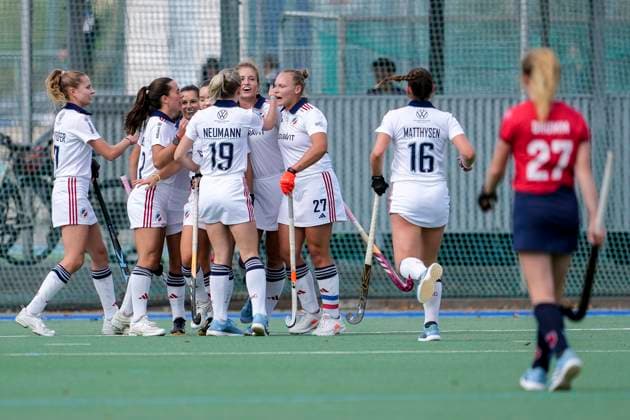 Players of Mannheimer HC MHC , celebrate the goal, celebrate the goal, goal, celebration, cheers about the goal, joy, joy, rejoices, optimistic, positive, game scene, highlight, action, 29 09 2024, Mannheim Germany , Hockey, 1 Bundesliga, Women, Mannheimer HC Berliner HC xozx