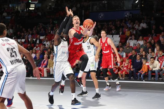 Andreas Obst FC Bayern Basketball, 13 prevails against Osaro Rich Igbineweka Veolia Towers Hamburg, 3 GER, FC Bayern Basketball vs Veolia Towers Hamburg, Basketball, 1 Bundesliga, Season 2024 2025, 29 09 2024, GER, FC Bayern Basketball vs Veolia Towers Hamburg, Basketball, 1 Bundesliga, Season 2024 2025, 29 09 2024, Munich Copyright: xEibner-Pressefoto MarcelxEngelbrechtx EP_MET