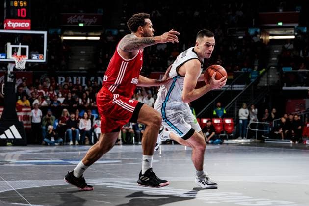 easyCredit Basketball Bundesliga, FC Bayern Munich Veolia Towers Hamburg 29 09 2024 Elias Harris FC Bayern Munich, 20 Benedikt Turudic Veolia Towers Hamburg, 44 on the ball easyCredit Basketball Bundesliga, FC Bayern Munich Veolia Towers Hamburg Munich, BMW Park on 29 09 2024 Copyright: xBEAUTIFULxSPORTS Wunderlx