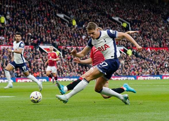 Manchester, England, 29th September 2024. Micky van de Ven of Tottenham attempts to cross the ball during the Premier League match at Old Trafford, Manchester. Picture credit should read: Andrew Yates Sportimage EDITORIAL USE ONLY. No use with unauthorised audio, video, data, fixture lists, club league logos or live services. Online in-match use limited to 120 images, no video emulation. No use in betting, games or single club league player publications. SPI-3344-0014