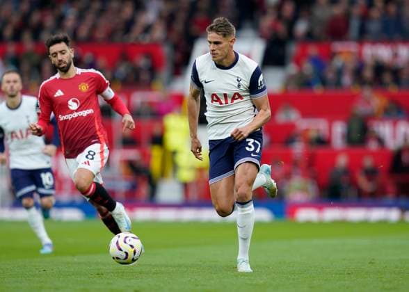 Manchester, England, 29th September 2024. Micky van de Ven of Tottenham surges clear of Bruno Fernandes of Manchester United, ManU during the Premier League match at Old Trafford, Manchester. Picture credit should read: Andrew Yates Sportimage EDITORIAL USE ONLY. No use with unauthorised audio, video, data, fixture lists, club league logos or live services. Online in-match use limited to 120 images, no video emulation. No use in betting, games or single club league player publications. SPI-3344-0020