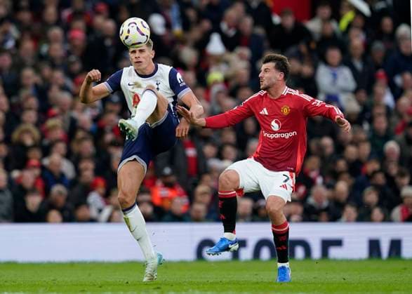 Manchester, England, 29th September 2024. Micky van de Ven of Tottenham and Mason Mount of Manchester United, ManU during the Premier League match at Old Trafford, Manchester. Picture credit should read: Andrew Yates Sportimage EDITORIAL USE ONLY. No use with unauthorised audio, video, data, fixture lists, club league logos or live services. Online in-match use limited to 120 images, no video emulation. No use in betting, games or single club league player publications. SPI-3344-0066