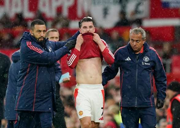 Manchester, England, 29th September 2024. Mason Mount of Manchester United, ManU leaves the game with a head injury during the Premier League match at Old Trafford, Manchester. Picture credit should read: Andrew Yates Sportimage EDITORIAL USE ONLY. No use with unauthorised audio, video, data, fixture lists, club league logos or live services. Online in-match use limited to 120 images, no video emulation. No use in betting, games or single club league player publications. SPI-3344-0075