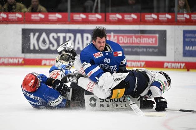 f l n r Benjamin Marshall Schwenninger Wild Wings 54 Joacim Eriksson Schwenninger Wild Wings 60 Ty Ronning Eisbaeren Berlin 9 Schwenninger Wild Wings vs Eisbaeren Berlin, Ice Hockey, DEL, Matchday 4, Season 2024 2025, 29 09 2024 Schwenninger Wild Wings vs Eisbaeren Berlin, Ice Hockey, DEL, Penny DEL, Matchday 4, Season 2024 2025, 29 09 2024 Schwenningen Copyright: xEibner-Pressefoto SvenxLaeglerx EP_SVL