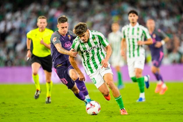 September 29, 2024, Sevilla, Sevilla, SPAIN: Abde Ezzalzouli of Real Betis and Pol Lozano of RCD Espanyol in action during the Spanish league, LaLiga EA Sports, football match played between Real Betis and RCD Espanyol de Barcelona at Benito Villamarin stadium on September 29, 2024, in Sevilla, Spain. Sevilla SPAIN - ZUMAa181 20240929_zaa_a181_274 Copyright: xJoaquinxCorcherox
