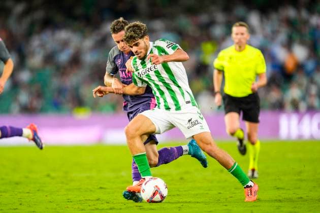 September 29, 2024, Sevilla, Sevilla, SPAIN: Abde Ezzalzouli of Real Betis and Pol Lozano of RCD Espanyol in action during the Spanish league, LaLiga EA Sports, football match played between Real Betis and RCD Espanyol de Barcelona at Benito Villamarin stadium on September 29, 2024, in Sevilla, Spain. Sevilla SPAIN - ZUMAa181 20240929_zaa_a181_275 Copyright: xJoaquinxCorcherox