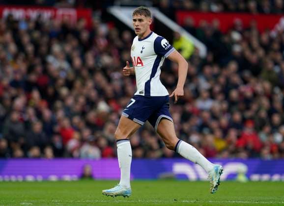 Manchester, England, 29th September 2024. Micky van de Ven of Tottenham during the Premier League match at Old Trafford, Manchester. Picture credit should read: Andrew Yates Sportimage EDITORIAL USE ONLY. No use with unauthorised audio, video, data, fixture lists, club league logos or live services. Online in-match use limited to 120 images, no video emulation. No use in betting, games or single club league player publications. SPI-3344-0142