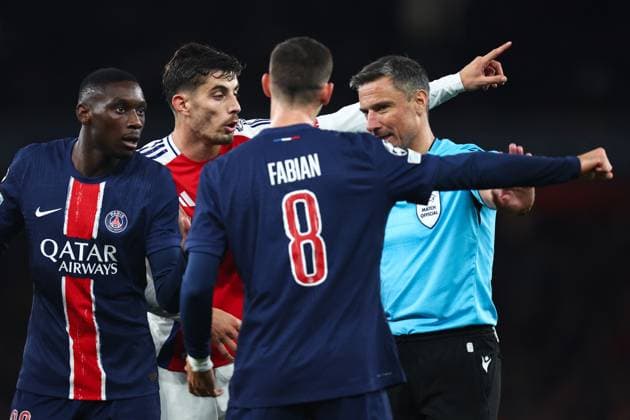 Arsenal gegen PSG 1. Oktober 2024, London UEFA Champions™s League Fußball Arsenal gegen Paris Saint Germain Fabian Ruiz von Paris Saint Germain und Kai Havertz von Arsenal streiten sich mit Schiedsrichter Slavic Vincic über ein mögliches Handspiel Foto Charlotte Wilson Abseits London UK  Copyright: xCharlottexWilsonx xOffsidexOffside