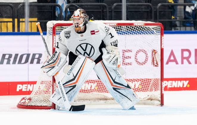 Dustin Strahlmeier Goalkeeper, Grizzlys Wolfsburg, 1 GER, EHC Red Bull Muenchen vs Grizzlys Wolfsburg, Ice Hockey, DEL, Matchday 5, Season 2024 2025, 02 10 2024 GER, EHC Red Bull Muenchen vs Grizzlys Wolfsburg, Ice Hockey, DEL, Matchday 5, Season 2024 2025, 02 10 2024 Muenchen Copyright: xEibner-Pressefoto FranzxFeinerx EP_HFR