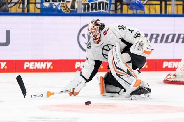 Dustin Strahlmeier Goalkeeper, Grizzlys Wolfsburg, 1 GER, EHC Red Bull Muenchen vs Grizzlys Wolfsburg, Ice Hockey, DEL, Matchday 5, Season 2024 2025, 02 10 2024 GER, EHC Red Bull Muenchen vs Grizzlys Wolfsburg, Ice Hockey, DEL, Matchday 5, Season 2024 2025, 02 10 2024 Muenchen Copyright: xEibner-Pressefoto FranzxFeinerx EP_HFR