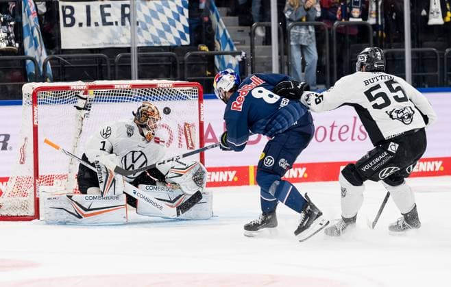 Dustin Strahlmeier goalie, Grizzlys Wolfsburg, 1 and Ryan Button Grizzlys Wolfsburg, 55 cant prevent the goal to 2 0 by Tobias Rieder EHC Red Bull Muenchen, 8 GER, EHC Red Bull Muenchen vs Grizzlys Wolfsburg, Ice Hockey, DEL, Matchday 5, Season 2024 2025, 02 10 2024 GER, EHC Red Bull Muenchen vs Grizzlys Wolfsburg, Ice Hockey, DEL, Matchday 5, Season 2024 2025, 02 10 2024 Muenchen Copyright: xEibner-Pressefoto FranzxFeinerx EP_HFR
