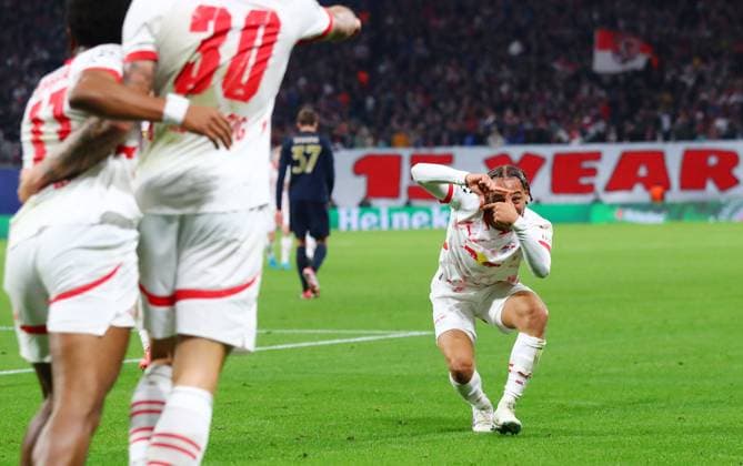 RB Leipzig Juventus Turin Champions League Leipzig, 02 10 2024, Red Bull Arena, Soccer, UEFA Champions League, Matchday 2 , RB LEIPZIG vs JUVENTUS FC TURIN , Goal for Leipzig to 1 0 In the picture scorer Benjamin Sesko 30, RB Leipzig Xavi Simons re , 10, RB Leipzig snaps the cheering Lois Openda 11, RB Leipzig and Benjamin Sesko 30, RB Leipzig , Picture Point