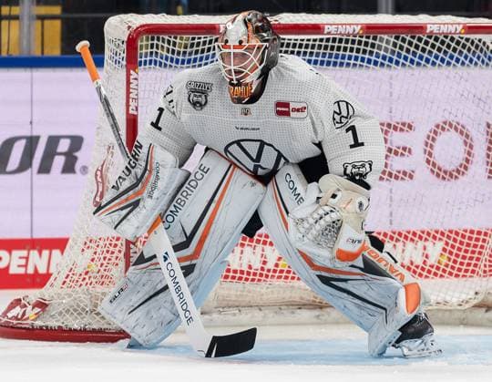Dustin Strahlmeier Goalkeeper, Grizzlys Wolfsburg, 1 GER, EHC Red Bull Muenchen vs Grizzlys Wolfsburg, Ice Hockey, DEL, Matchday 5, Season 2024 2025, 02 10 2024 GER, EHC Red Bull Muenchen vs Grizzlys Wolfsburg, Ice Hockey, DEL, Matchday 5, Season 2024 2025, 02 10 2024 Muenchen Copyright: xEibner-Pressefoto FranzxFeinerx EP_HFR