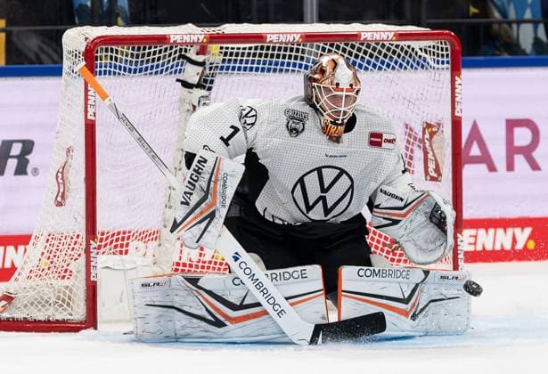 Dustin Strahlmeier Goalkeeper, Grizzlys Wolfsburg, 1 has the puck in sight GER, EHC Red Bull Muenchen vs Grizzlys Wolfsburg, Ice Hockey, DEL, Matchday 5, Season 2024 2025, 02 10 2024 GER, EHC Red Bull Muenchen vs Grizzlys Wolfsburg, Ice Hockey, DEL, Matchday 5, Season 2024 2025, 02 10 2024 Muenchen Copyright: xEibner-Pressefoto FranzxFeinerx EP_HFR